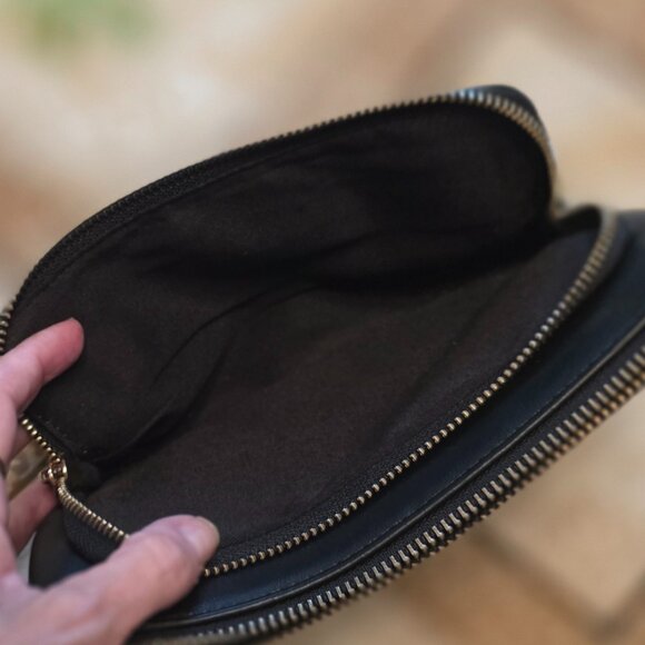 Guess Double Compartment Wristlet Like NEW - Picture 3 of 4